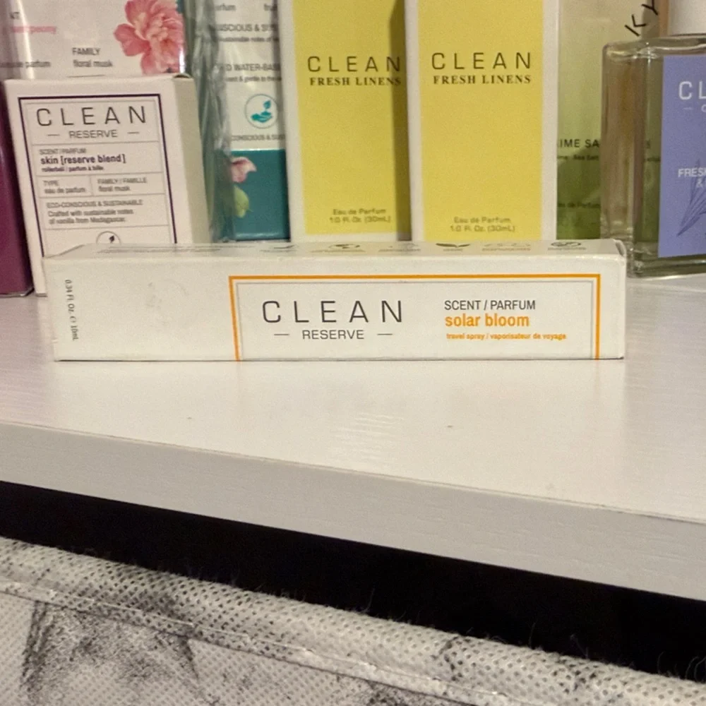 NIB 10 ml CLEAN Reserve Solar Bloom Travel Spray - White & Orange